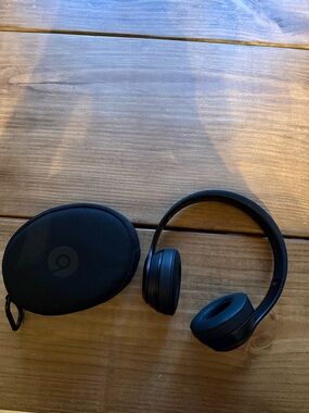 Beats Solo 3 by Dre Over-Ear Headphones in Black with Carry Case